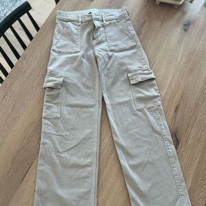 Girl’s tan high-rise wide leg cargo pant.
Size 15/16 Long
